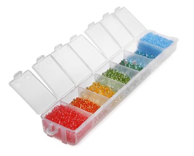 Beyaz arkaplanda farklı boncuklara sahip plastik düzenleyici