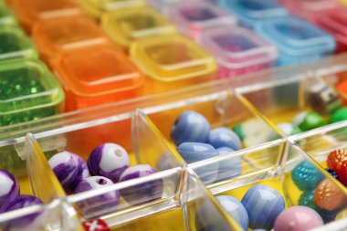 Arkaplan olarak çeşitli renkli boncuklara sahip organizatörler, yakın plan