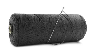 Beyaz zemin üzerinde iğne olan siyah dikiş ipliği