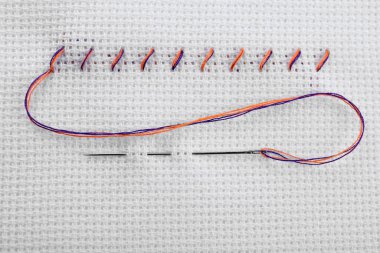 Tuvale iplik ve iğneyle işlenmiş nakış dikişleri, üst görünüm