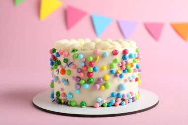 Tatlı bento keki, pembe arka planda lezzetli krema.