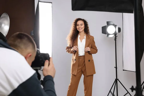 Hermosa Modelo Afroamericana Posando Para Fotógrafo Profesional Estudio —  Fotos de Stock