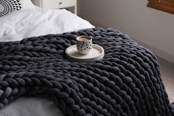침대에 과부드러운 담요를 놓아두라 — 스톡 사진