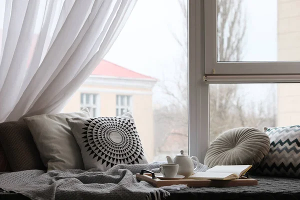 Comfortabele Lounge Met Deken Zachte Kussens Buurt Van Raam Kamer — Stockfoto