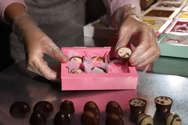 Mujer Embalaje Deliciosos Caramelos Caja Rosa Línea Producción Primer Plano —  Fotos de Stock