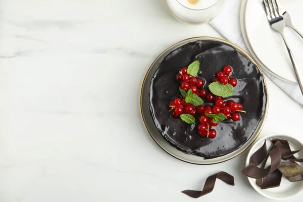 Ízletes Házi Csokoládé Torta Bogyókkal Mentával Fehér Márvány Asztalon Lapos — Stock Fotó
