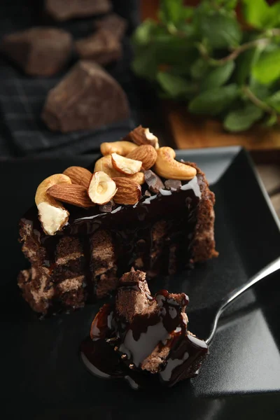 Stück Leckerer Hausgemachter Schokoladenkuchen Mit Nüssen Auf Teller Nahaufnahme — Stockfoto