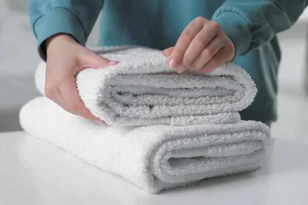 柔らかい白いタオルを屋内に触れ女性 クローズアップ — ストック写真