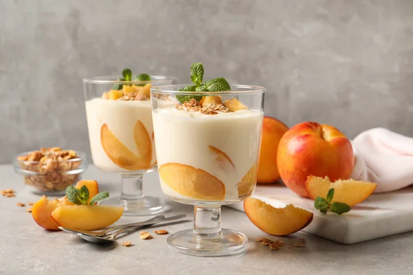 Sabroso Yogur Melocotón Con Granola Menta Trozos Fruta Sobre Una — Foto de Stock