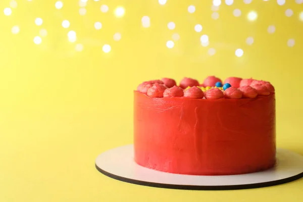 Netter Bento Kuchen Mit Leckerer Sahne Auf Gelbem Hintergrund Platz — Stockfoto