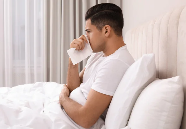 Hombre Enfermo Con Tejido Que Sufre Frío Cama Casa —  Fotos de Stock