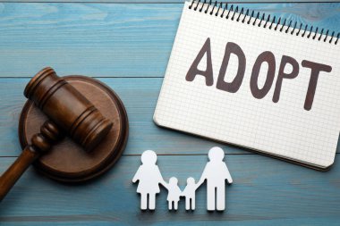 Aile figürü, tokmak ve kelime ile defter Açık mavi ahşap masa, düz yatıyordu