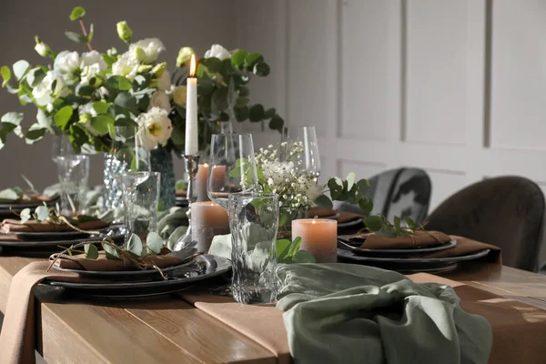 Cenário Mesa Festiva Com Bela Decoração Floral Dentro Casa — Fotografia de Stock