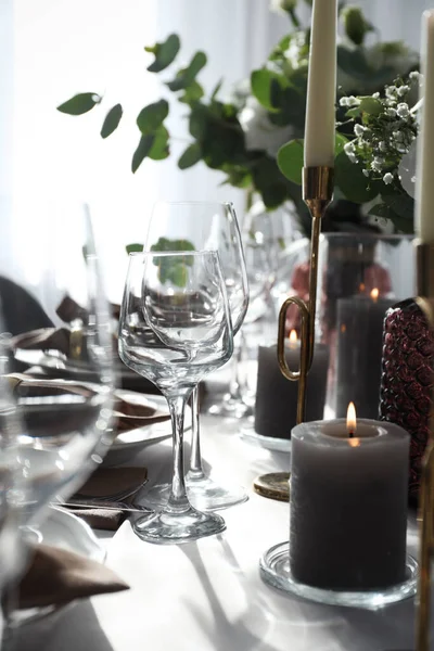 屋内で美しい装飾が施されたお祭りのテーブル設定 — ストック写真