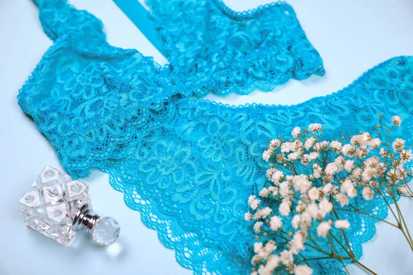 Elegante Ropa Interior Mujer Azul Perfume Flores Gypsophila Sobre Fondo —  Fotos de Stock