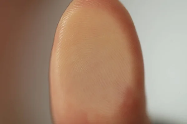 Вид Крупным Планом Человека Сканирующего Отпечатки Пальцев Размытом Фоне — стоковое фото