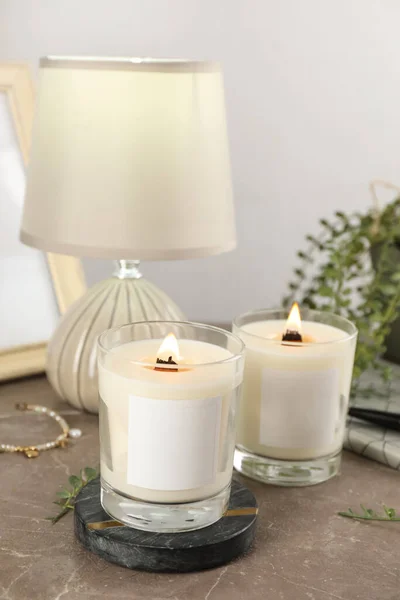 Velas Soya Quemadas Con Mechas Madera Decoración Sobre Mesa Gris — Foto de Stock