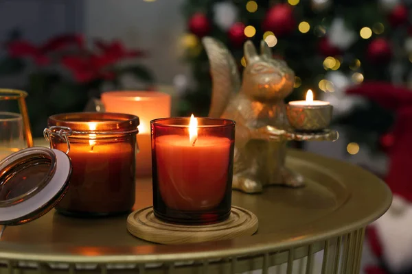 Горящие Свечи Столе Комнате Украшенной Рождество — стоковое фото