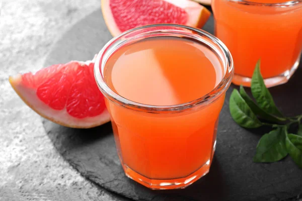 Leckerer Frisch Gemachter Grapefruitsaft Und Obst Auf Grauem Tisch — Stockfoto