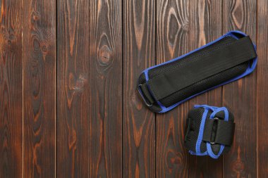 Mavi tartı ajanları ahşap masada, düz yerde. Metin için boşluk