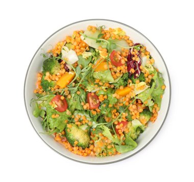 Bir kâse lezzetli salata, mercimek ve sebzeler beyaz, üst manzara.