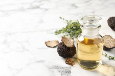 Taze mantar ve yağ beyaz mermer masada, yakın plan. Metin için boşluk