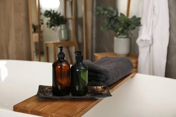 浴槽にシャワージェルとタオルのボトルを屋内で木製のバストレイ テキストのためのスペース — ストック写真