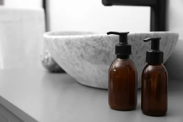 Banyoda Lavabonun Yanında Sıvı Sabun Dağıtıcıları Var Metin Için Boşluk — Stok fotoğraf