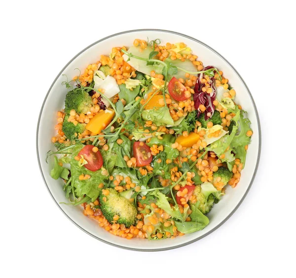 Bir kâse lezzetli salata, mercimek ve sebzeler beyaz, üst manzara.