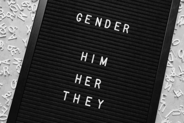 Gender Her 대리석 테이블에 편지와 — 스톡 사진