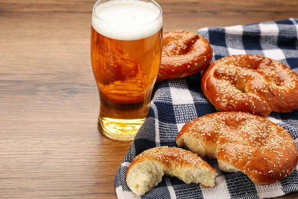 Lekkere Krakelingen Een Glas Bier Houten Tafel — Stockfoto