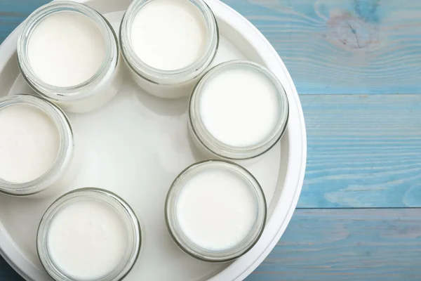 Pembuat Yogurt Modern Dengan Guci Penuh Meja Kayu Biru Terbaring — Stok Foto