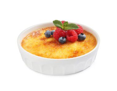 Taze böğürtlenli leziz creme brulee.