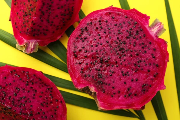 Heerlijk Gesneden Rode Pitahaya Fruit Met Palmblad Gele Achtergrond Plat — Stockfoto