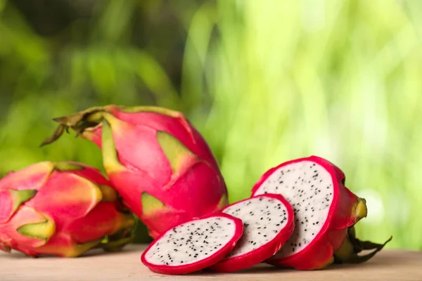 Heerlijk Gesneden Hele Drakenvruchten Pitahaya Houten Tafel — Stockfoto