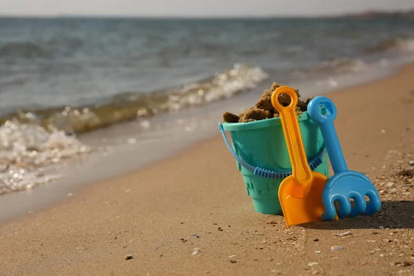 Plastik Plaj Oyuncakları Sahile Yakın Kumsalda Mesaj Için Yer Var — Stok fotoğraf