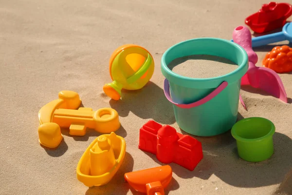 Plastik Oyuncaklar Kumsalda Mesaj Için Yer Var Açık Hava Oyunu — Stok fotoğraf
