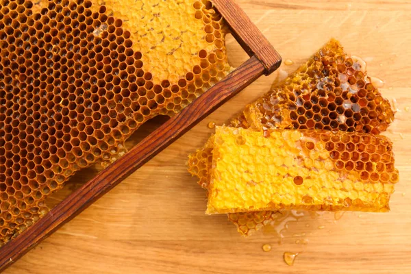Färska Läckra Honeycombs Och Kupa Ram Träbord Platt Låg — Stockfoto