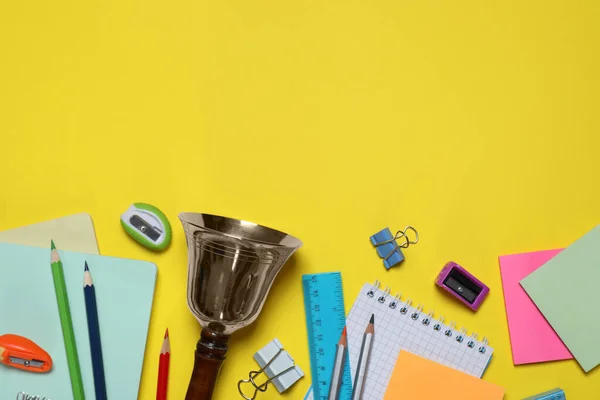 Papelaria Diferente Sino Escola Fundo Amarelo Flat Lay Espaço Para — Fotografia de Stock