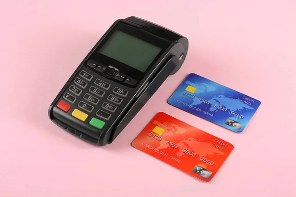 Nueva Terminal Pago Moderna Tarjetas Crédito Sobre Fondo Rosa —  Fotos de Stock