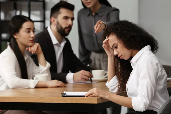 Afro Amerikaanse Vrouw Die Lijdt Aan Rassendiscriminatie Het Werk — Stockfoto