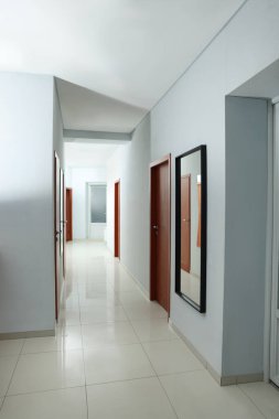 Beyaz duvarlı ve aynalı modern boş ofis koridoru