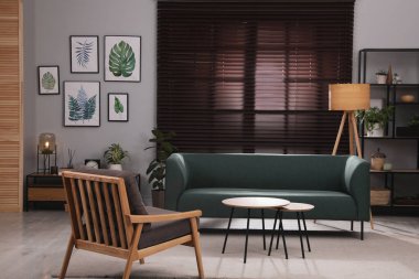 Şık bir oturma odası, rahat bir koltuk ve koltuğu var.