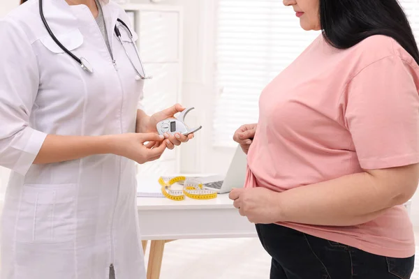 Υπέρβαρη Γυναίκα Και Διατροφολόγος Ψηφιακό Διαμέτρημα Στην Κλινική Closeup — Φωτογραφία Αρχείου