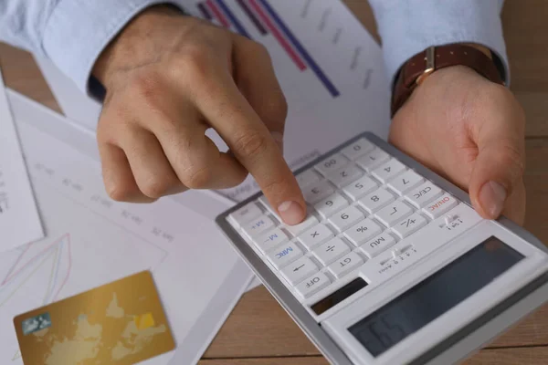 Податковий Бухгалтер Калькулятором Працює Дерев Яним Столом Крупним Планом — стокове фото
