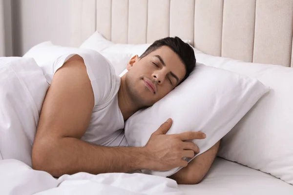 Όμορφος Άνδρας Στον Ύπνο Στο Κρεβάτι Στο Σπίτι — Φωτογραφία Αρχείου