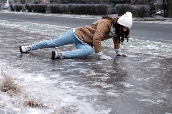 Mujer Joven Tratando Ponerse Pie Después Caer Pavimento Helado Resbaladizo — Foto de Stock