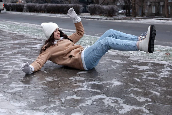 Mujer Joven Caído Resbaladizo Hielo Pavimento Aire Libre —  Fotos de Stock