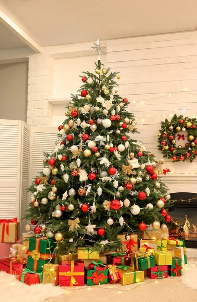 Árvore Natal Decorada Com Caixas Presente Lareira Quarto — Fotografia de Stock