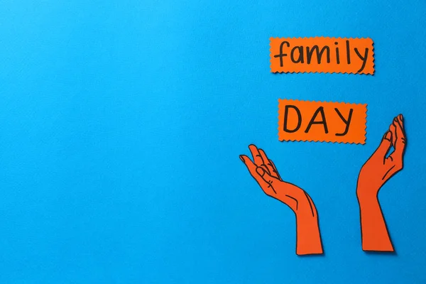 Cartes Avec Phrase Family Day Mains Papier Sur Fond Bleu — Photo